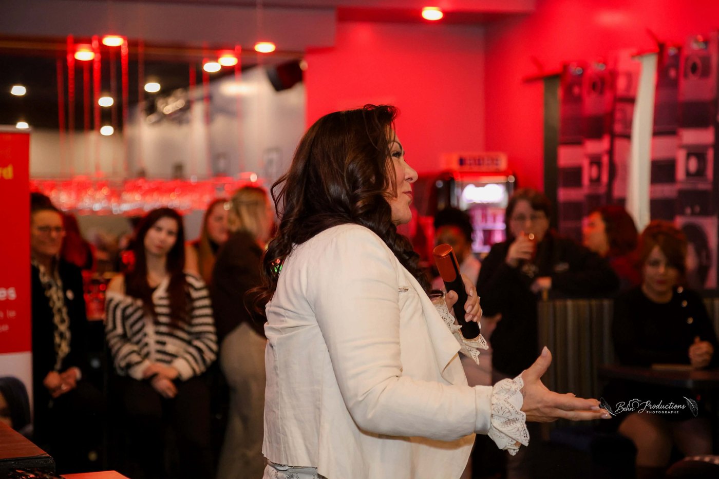 Dolly Demitro en conférence devant un groupe de professionnelles