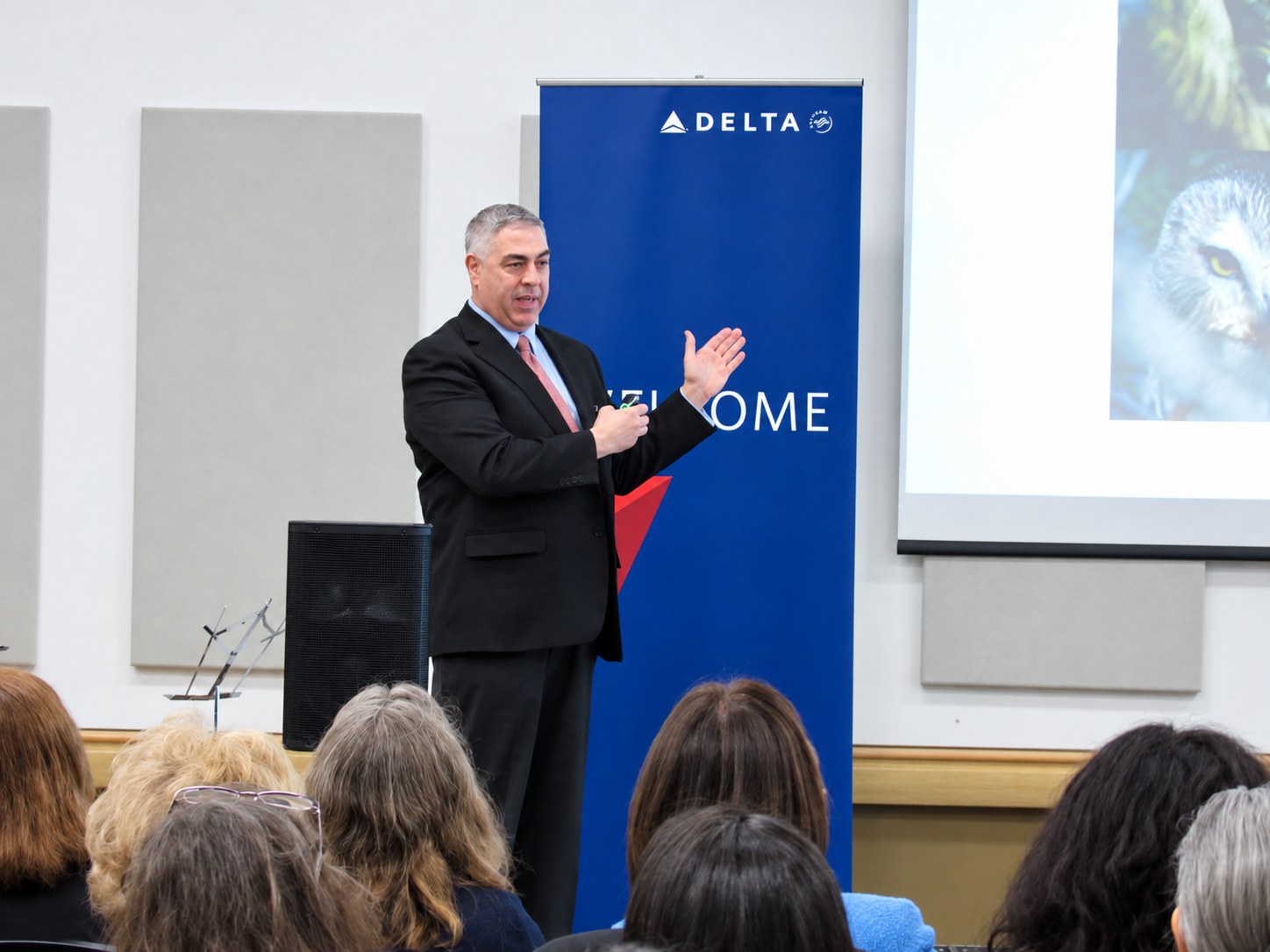 Conférence du Centre Attitude devant une équipe en entreprise