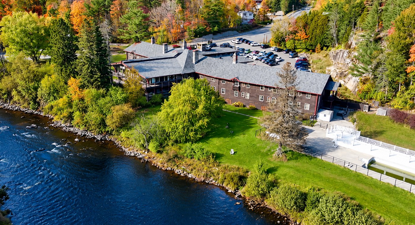 Vue aérienne du Centre Attitude au bord du lac, à Sainte-Adèle