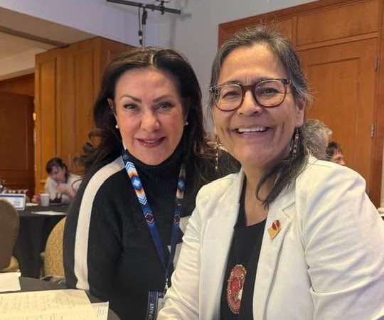 Dolly Demitro avec une participante lors d’une formation