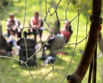 Cercle de discussion en plein air vu à travers un capteur de rêves
