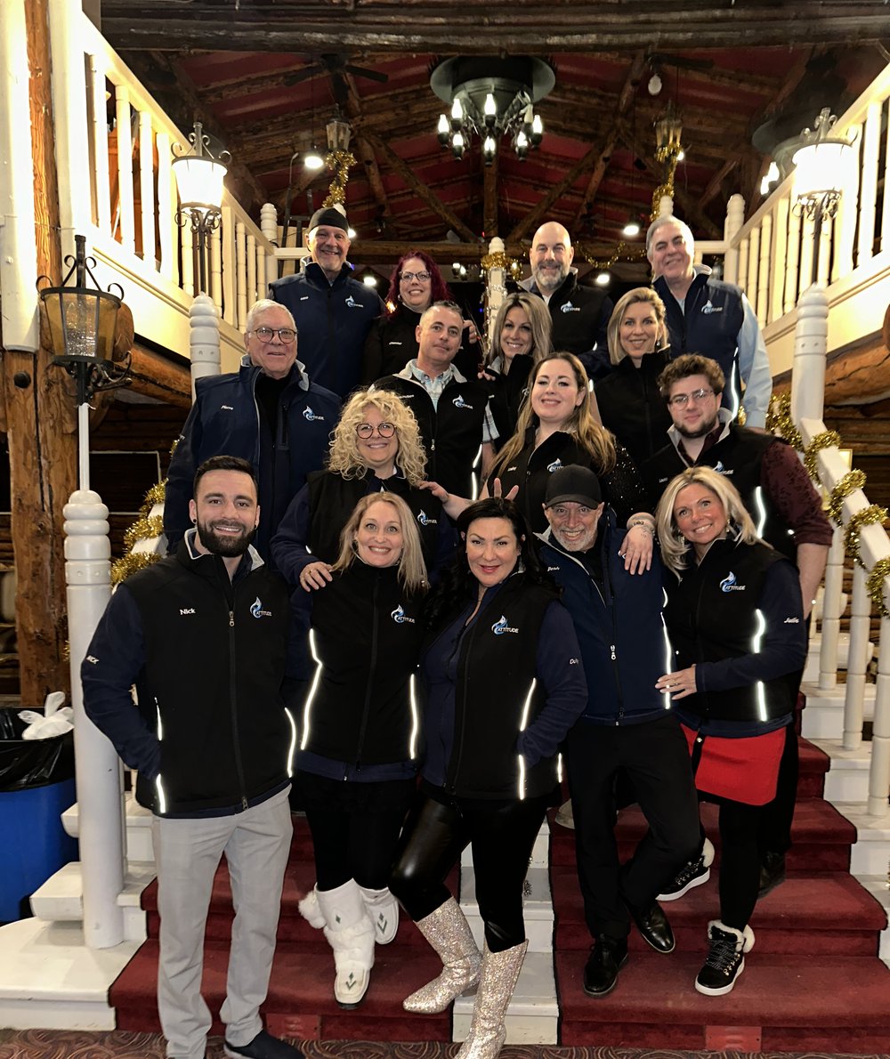 L’équipe du Centre Attitude réunie dans l’escalier de l’auberge