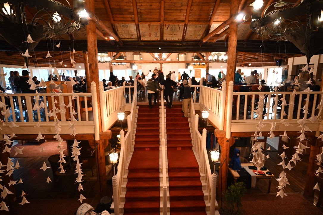 L’escalier central de l’auberge décoré de grues en papier