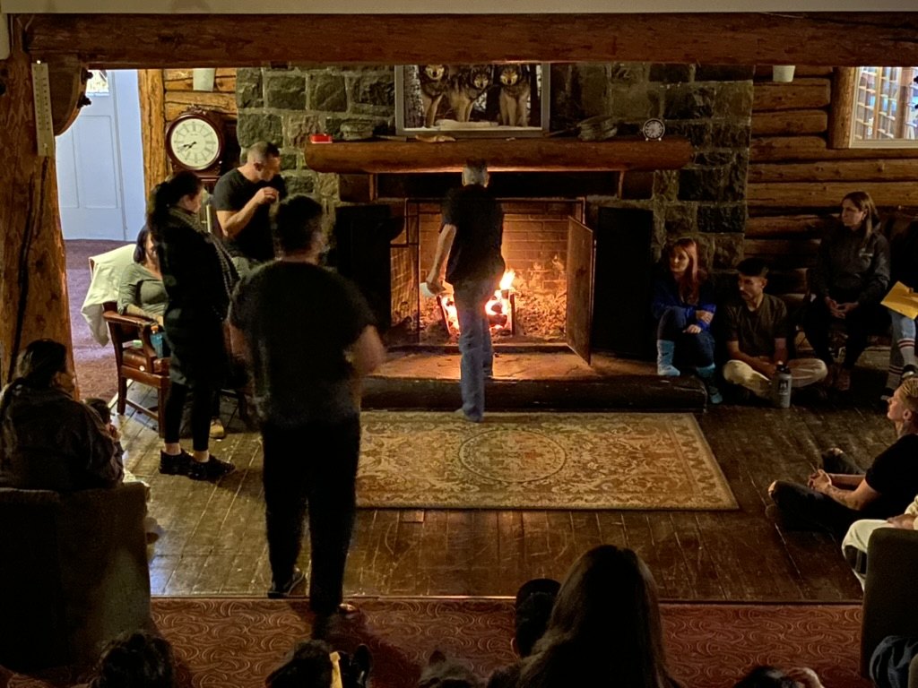 Un moment d’échange autour du foyer