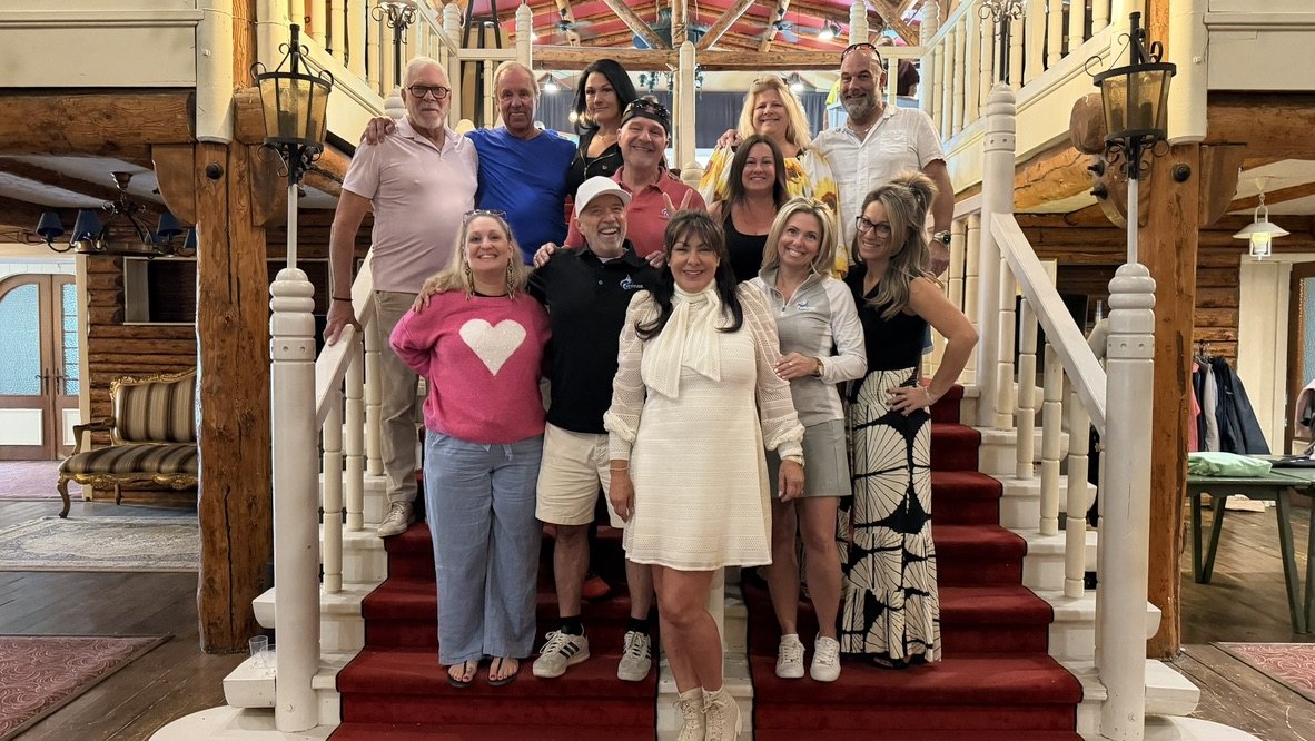 Des participants réunis dans l’escalier de l’auberge