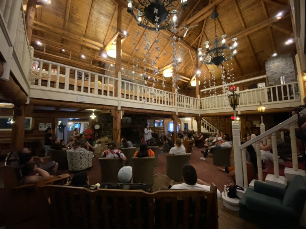 Le grand salon de l’auberge pendant un atelier