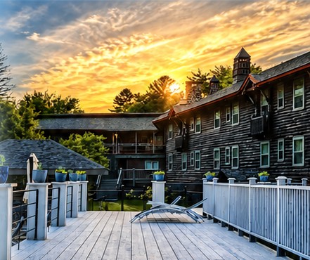 Le Centre Attitude à Sainte-Adèle au coucher du soleil
